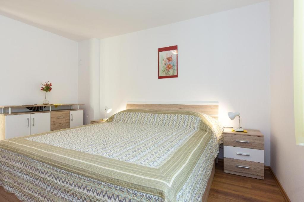 Apartments Hodanic Кърк Екстериор снимка