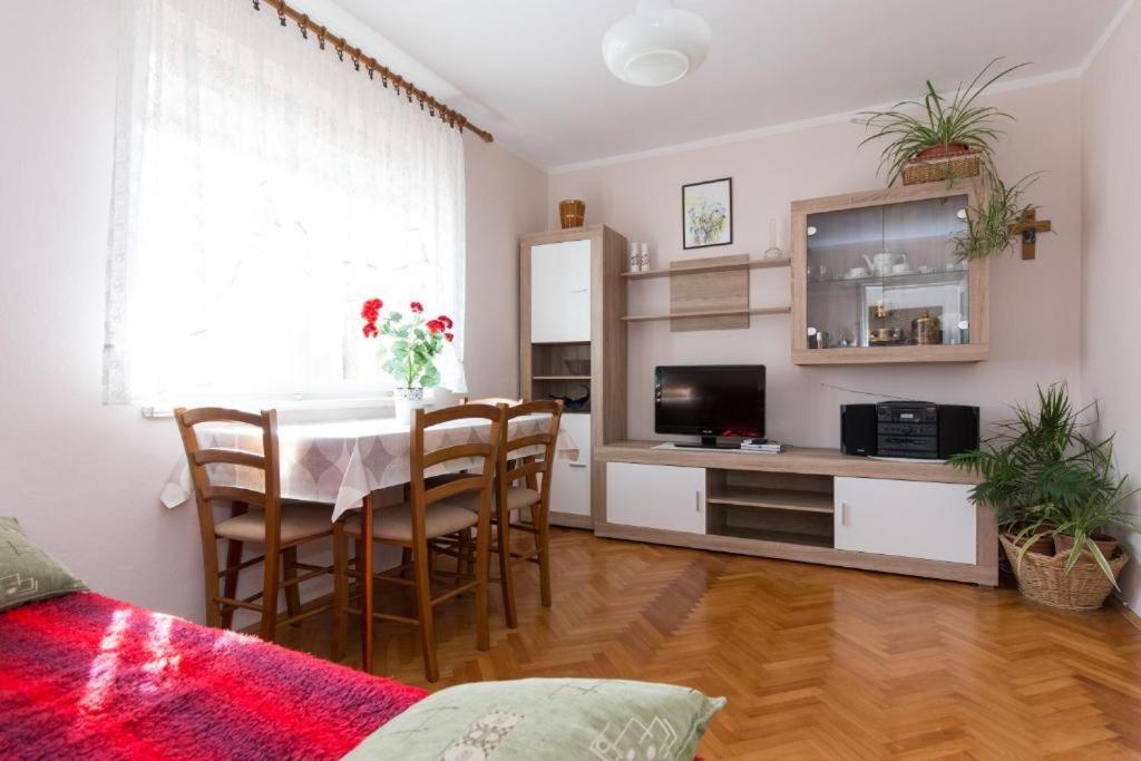 Apartments Hodanic Кърк Екстериор снимка