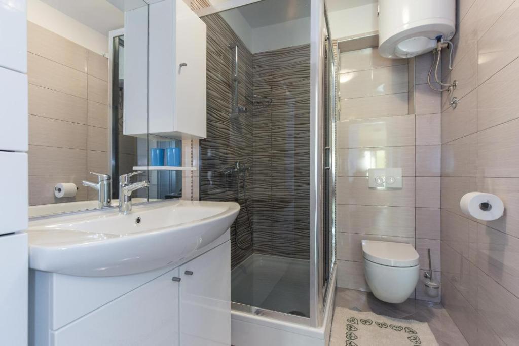 Apartments Hodanic Кърк Екстериор снимка