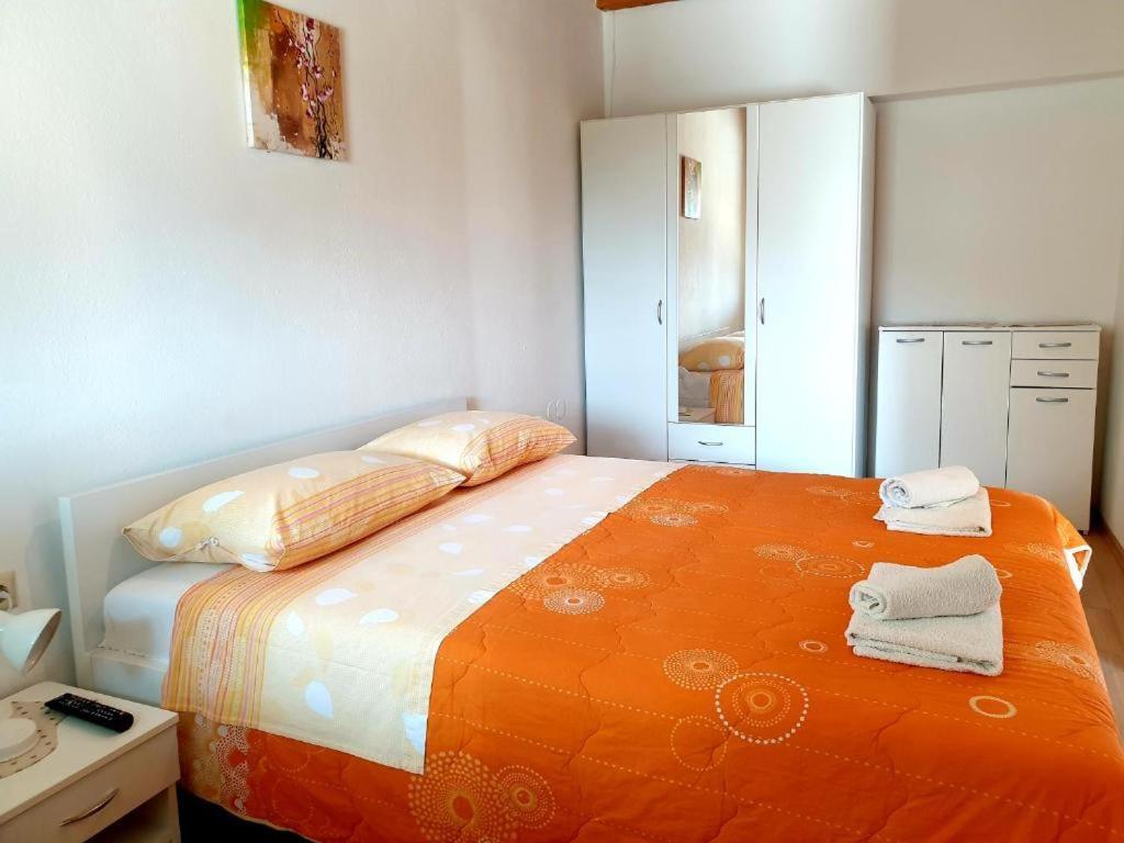 Apartments Hodanic Кърк Екстериор снимка