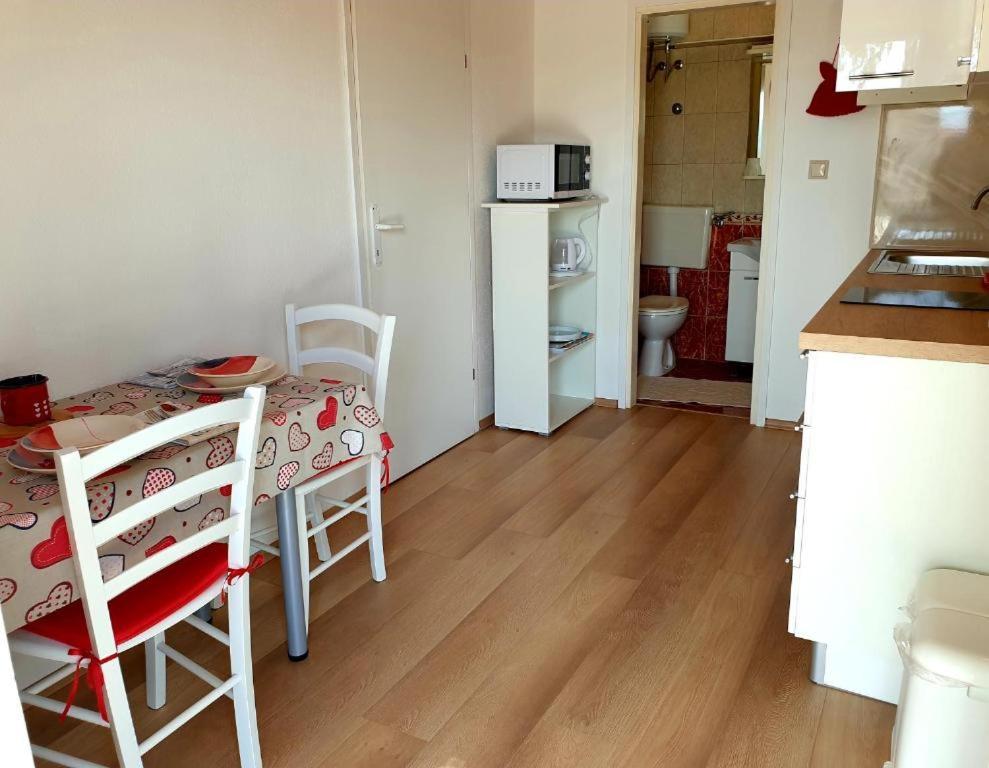 Apartments Hodanic Кърк Екстериор снимка