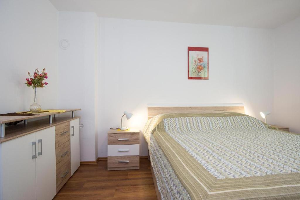 Apartments Hodanic Кърк Екстериор снимка